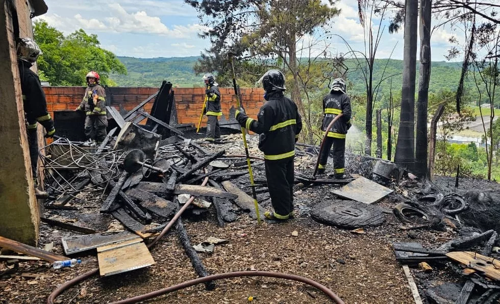 Incêndio atinge residência no bairro Bom Sucesso em Caçador 1 casa