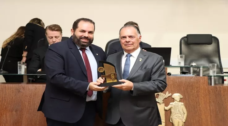 Presidente da Fiesc recebe homenagem da Câmara de Florianópolis 2 gilberto1