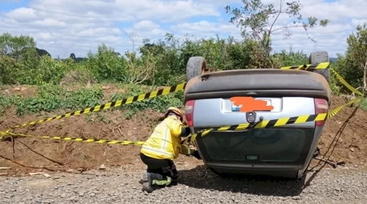 Corsa capota em Lebon Régis e deixa mulher gravemente ferida 1 acidente