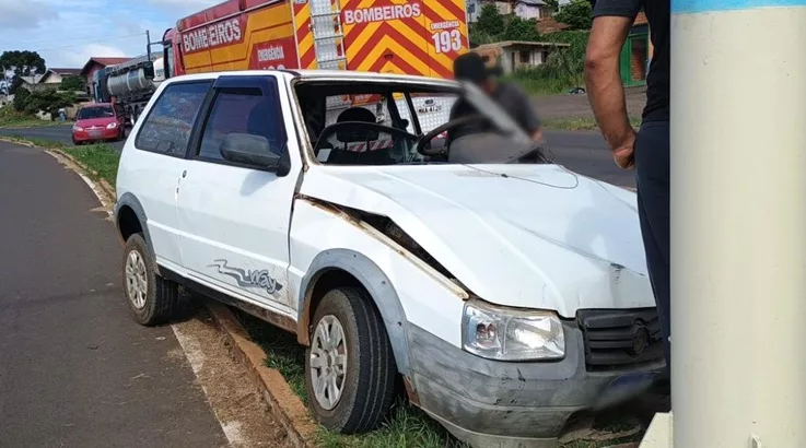 Carro colide contra poste na SC-120 em Lebon Régis 2 lebon1