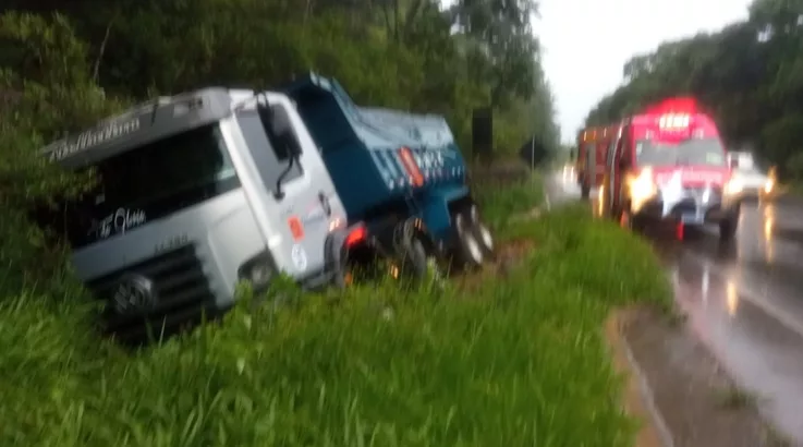 Saída de pista é registrada próximo à Ervateira Mazutti em Rio das Antas 2 rio1